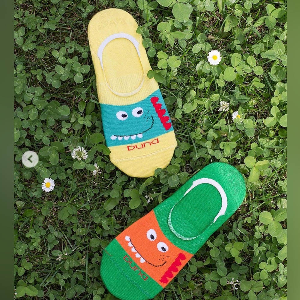 2 pairs of teens socks